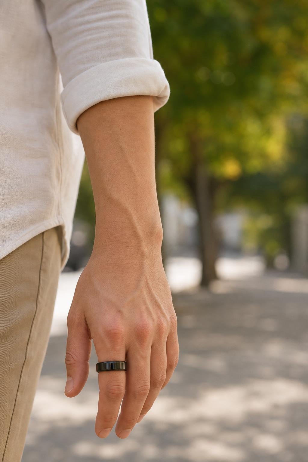 Anillo inteligente Aurapro puesto mientras se camina al aire libre